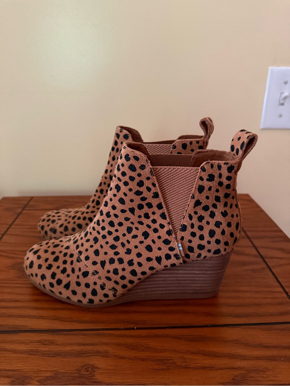 NWOT- TOMS Kelsey Wedge Bootie Leopard Print Suede-ish Size 7.5